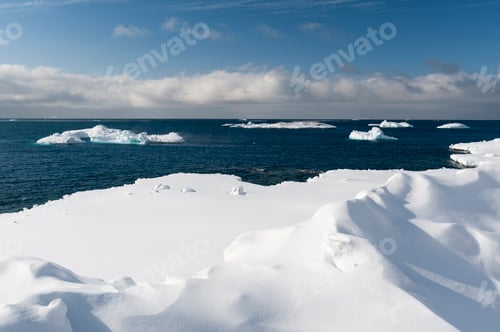 Preview: Elevated view of icebergs in Disko Bay, Greenland