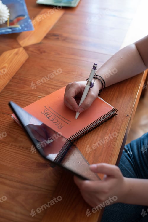 Preview: taking notes and recipes of food and desserts with a tablet