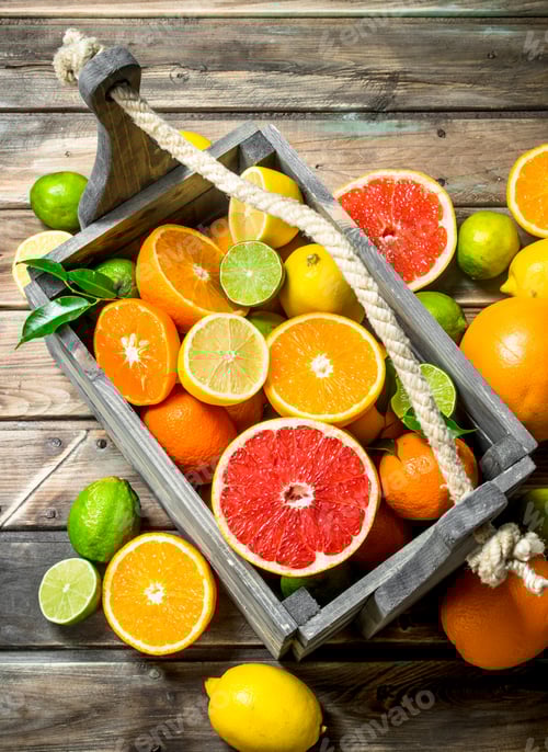 Preview: Pieces of fresh citrus in the box.