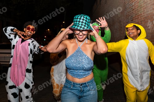 Preview: Multiethnic group of young friends having fun on the stretts in the night