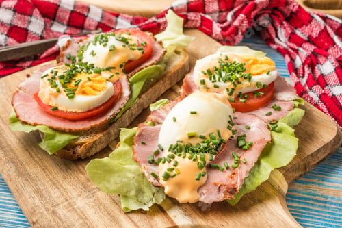 Preview: Sandwich with tomatoes, eggs and lettuce.