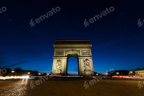 Preview: Arc De Triomphe at night in Paris, France