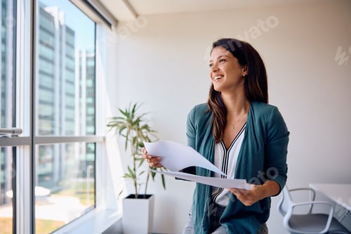 Visualização: Empresária feliz trabalhando em relatórios de negócios no escritório.