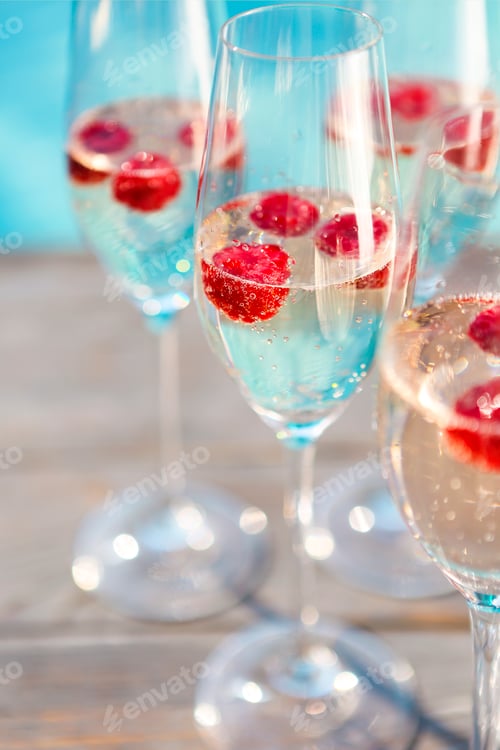 Preview: Champagne glasses with raspberry