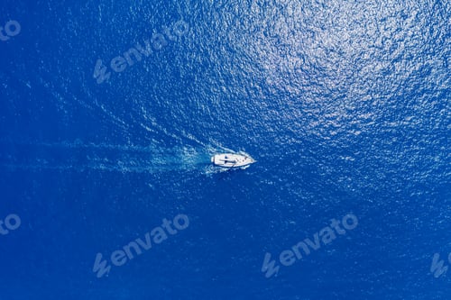Vorschau: Luftaufnahme der Luxus-Segelyacht im Dorf Assos, Insel Kefalonia, Griechenland