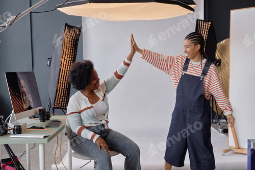 Preview: Girls High Five in Photo Studio