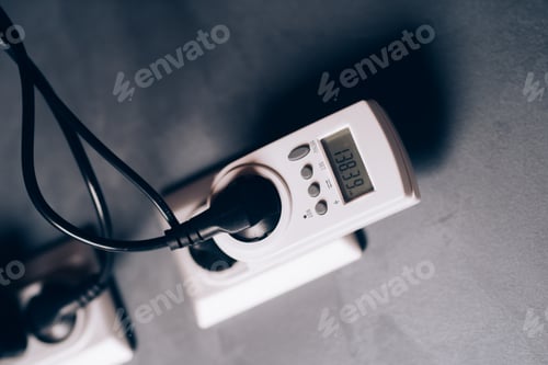 Vista previa: Detalles del alto consumo de energía de la plataforma minera con contador de energía enchufable