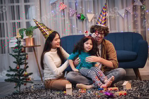 Visualização: Uma família feliz aproveita o Natal e o relaxamento de uma temporada de férias em casa juntos.