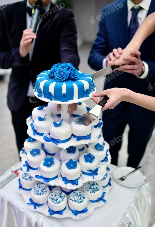 Preview: Beauty bride and handsome groom are cutting a wedding cake