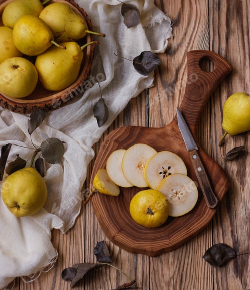 Visualização: Peras em uma mesa de madeira. Comida por cima