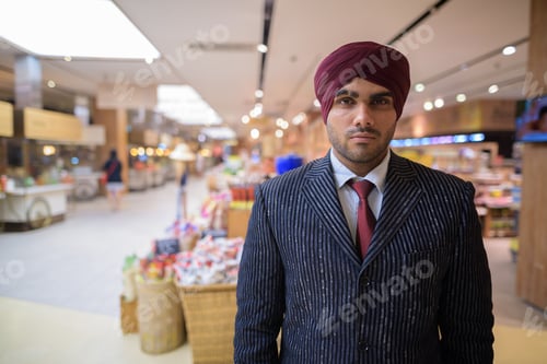 Preview: Portrait of Indian businessman with turban in shopping mall