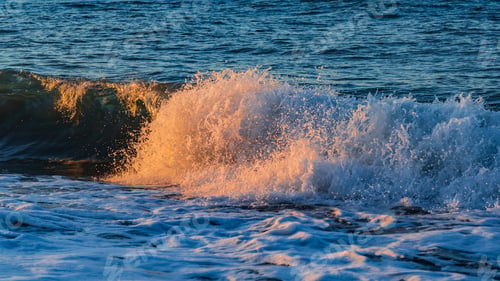 Preview: Splashing waves on the beach