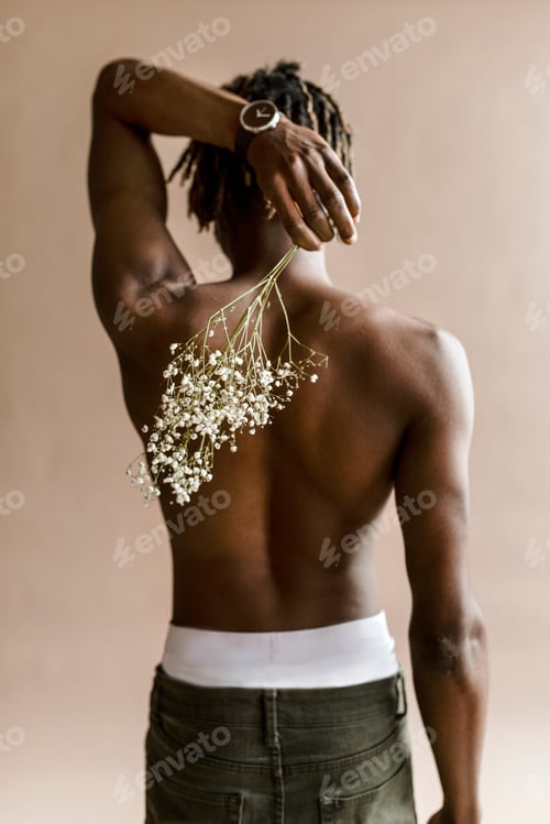 Preview: Tanned skin and flowers