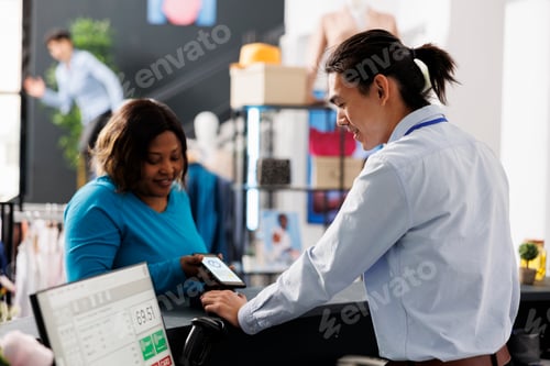 Preview: Customer putting phone on pos terminal