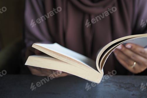 Vista previa: Close up of women hand turning a pager of a diary