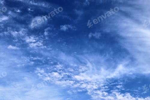 Vorschau: Wunderschöne und beruhigende Zirruswolkenformationen am tiefblauen Sommerhimmel