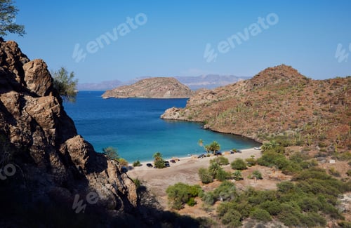 Vorschau: Luftaufnahme wunderschöner Berge in Meeresnähe in Bahia de Concepcion, Baja California Sur, Mexiko