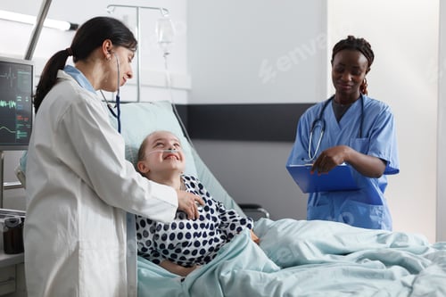 Especialista en medicina general de la clínica pediátrica que examina el estado de salud de la niña con un