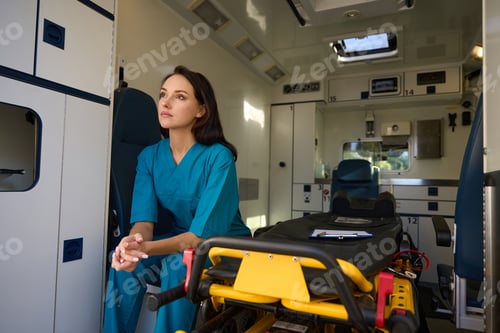 Preview: Woman from the emergency medical team thought in a car