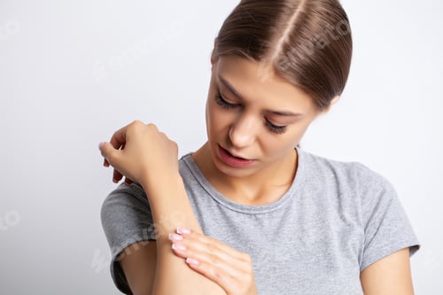 Preview: Young woman feels severe pain in her hand