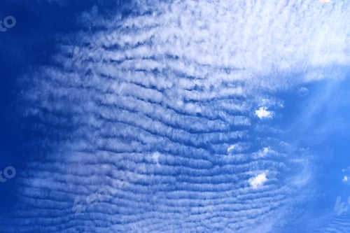 Preview: Beautiful and calming cirrus cloud formations in a deep blue summer sky