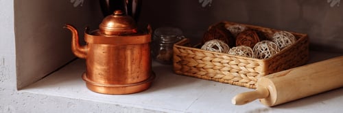 Preview: A copper kettle and other kitchen utensils lie on a shelf