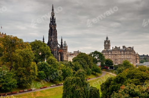 Preview: Edinburgh city with cathedral tower and a park, Scotland
