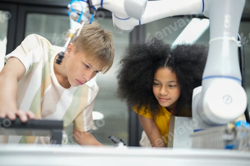 Vorschau: Innovation in der Technologiebranche, Menschen mit Technologie Innovation mit technischem Fortschritt, Geschäft.