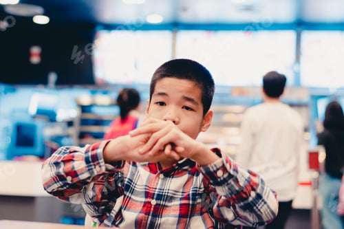 Visualização: Criança asiática deficiente em loja de departamentos pública