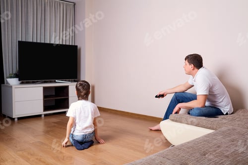 Visualização: Pai e filho assistindo televisão juntos