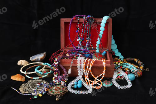 Preview: wooden jewelery chest and various jewelries