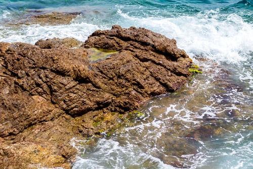 Preview: Beautiful view of ocean waves splashing on rocks