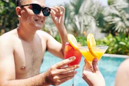 Preview: Man drinking cocktails with girlfriend