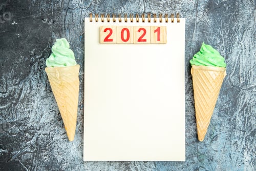 Visualização: vista superior: blocos de madeira em notebook, sorvetes em fundo cinza, foto de Natal