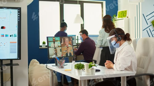 Preview: Manager with protection mask having videomeeting