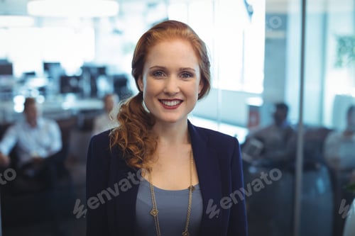 Preview: Portrait of smiling businesswoman