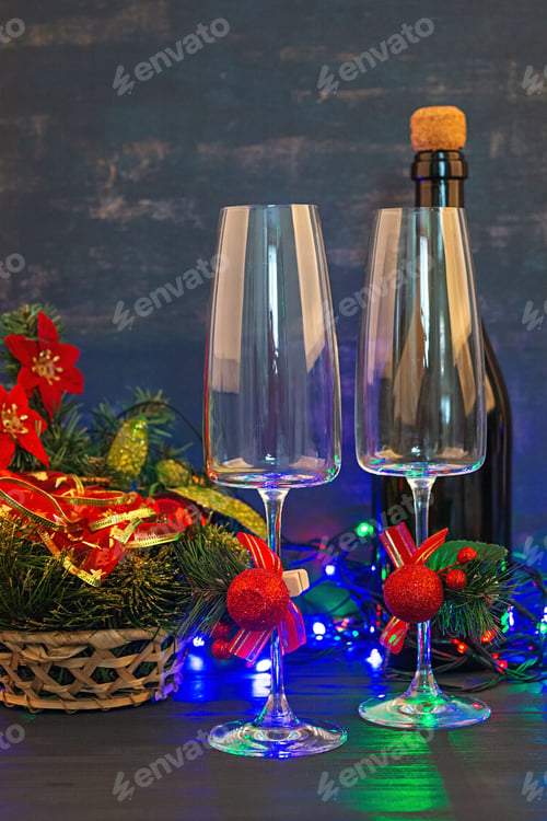 Preview: New Years background with two champagne glasses and Christmas lights
