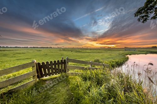 Preview: Gate view of agricultural landscape