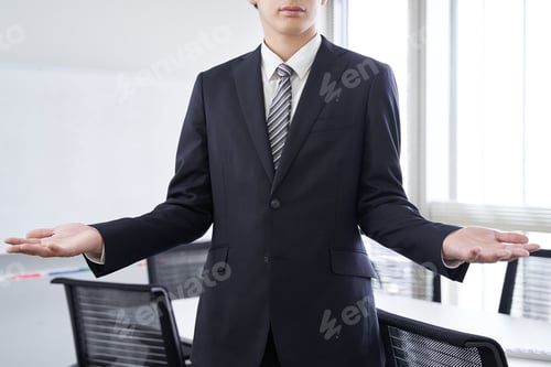 Preview: A Japanese male businessman spreads his arms in a conference room