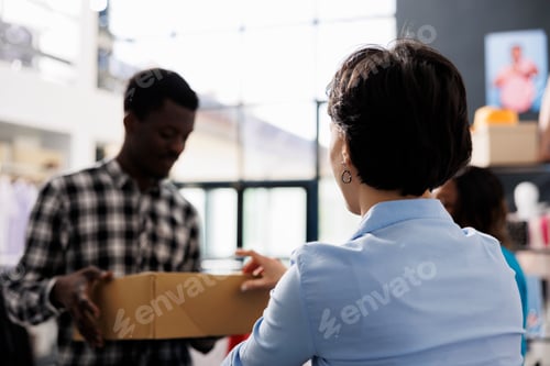 Preview: Stylish customer holding package