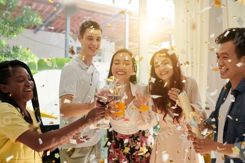 Visualização: Grupo de jovens amigos interculturais animados tilintando com bebidas