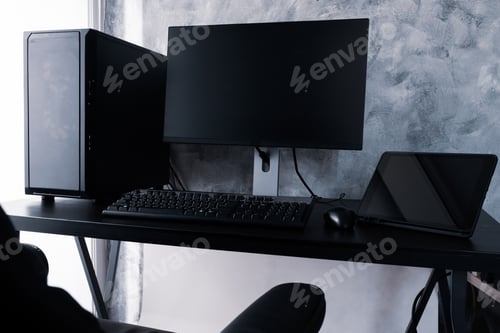 Preview: Black computer and tablet on the desk.