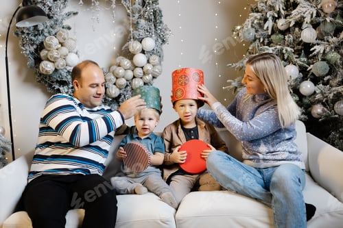 Visualização: Família aproveita a manhã de Natal, abre presentes e ri juntos