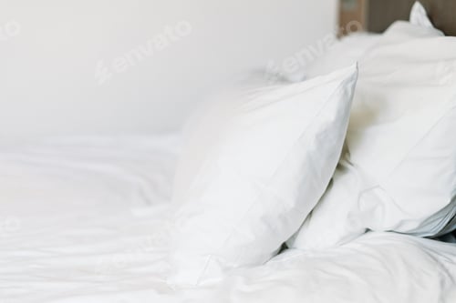 Vorschau: Kissen, weiße Bettwäsche, Bett in einem Hotelzimmer, Hintergrund
