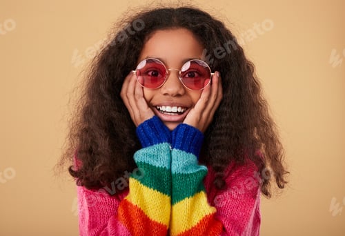 Preview: Smiling Girl Posing with Round Pink Glasses