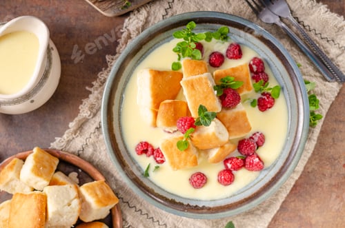 Preview: Yeast buns with vanilla sauce