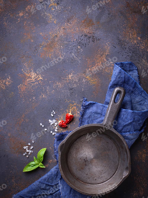 Preview: Empty cast iron fried pan with herbs and spices
