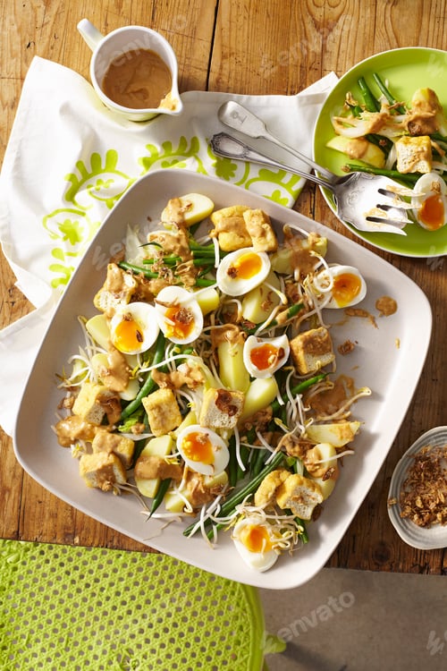 Preview: A bowl of tofu and egg salad with peanut dressing.