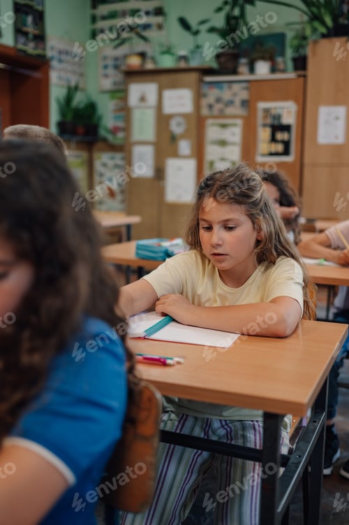 Visualização: Aluna do ensino fundamental concentrando-se em estudar em sala de aula