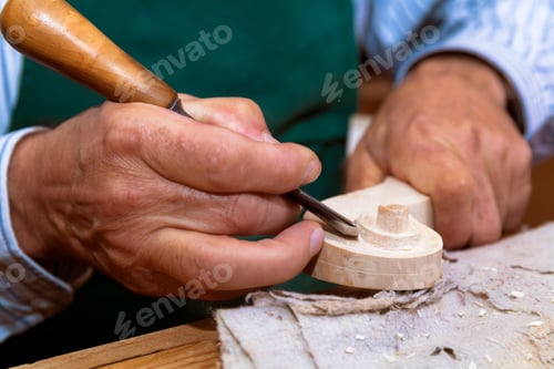 Preview: Violin maker at work